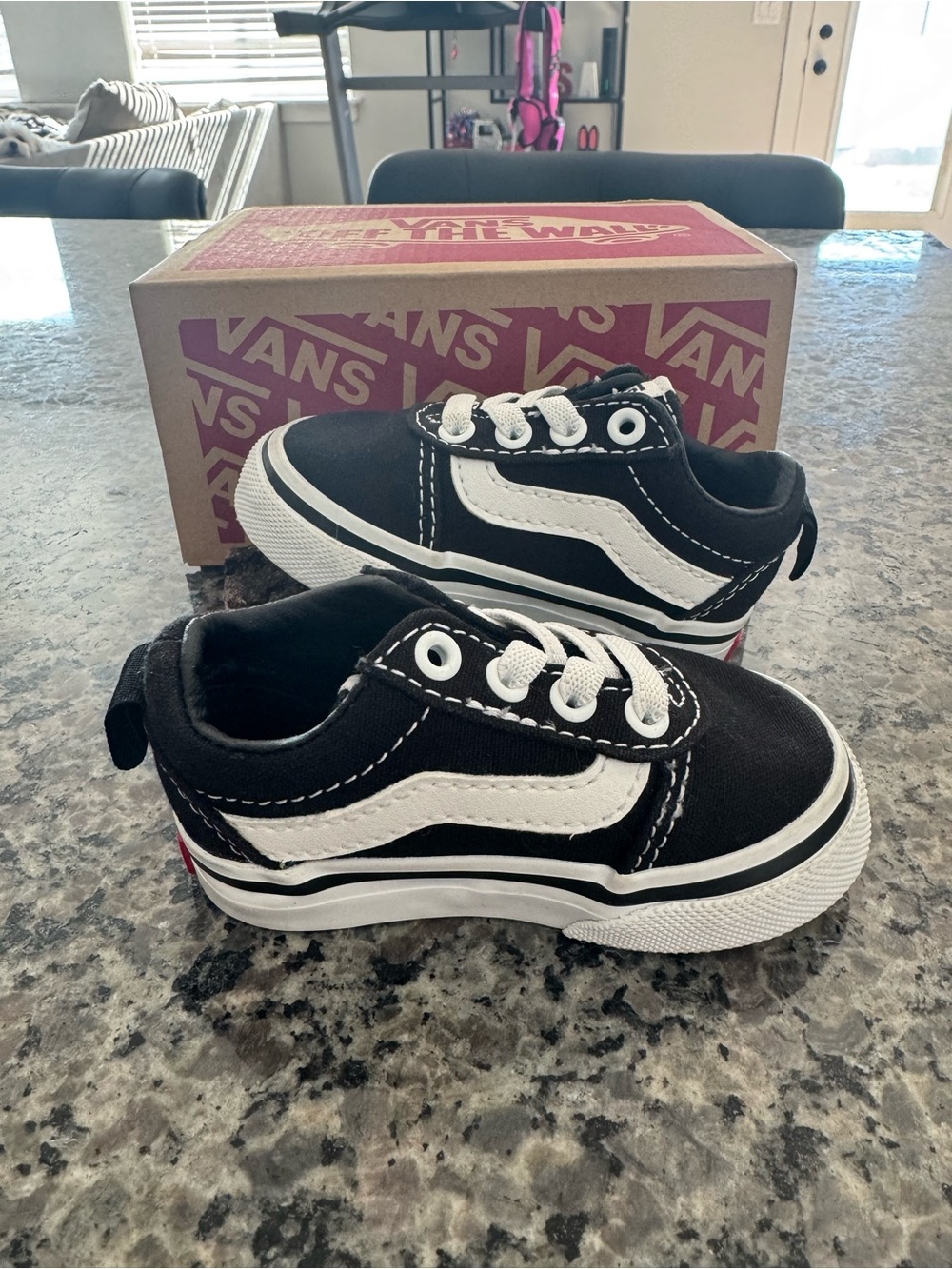Vans Kids Classic Low Top Sneakers in Black and White size 3